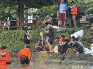 DLH Kota Surabaya Sidak Warga Cuci Rumen di Sungai