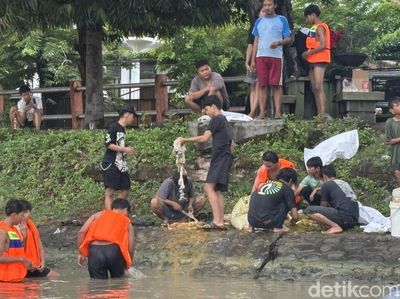 DLH Kota Surabaya Sidak Warga Cuci Rumen di Sungai