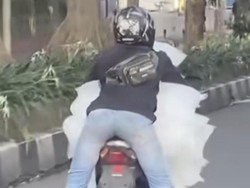 Pemotor Superman Angkut Es Batu Muncul Lagi di Tengah Kota Bogor