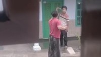 Geger Pemuda ODGJ Mengamuk Sambil Acungkan Sajam di Pasuruan