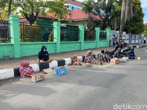 Pengemis Bawa Kardus Serbu Area Salat Idul Adha di Lapangan Makkasau Parepare