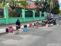 Pengemis Bawa Kardus Serbu Area Salat Idul Adha di Lapangan Makkasau Parepare