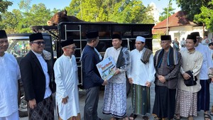 Pemprov NTB Salurkan Hewan Kurban ke Desa Miskin Ekstrem