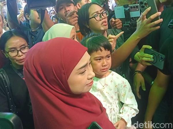 Tangis Haru Ria Ricis Lihat Sapi Kurbannya Disembelih