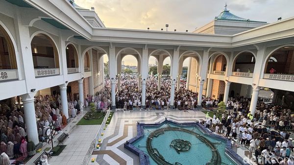 Ribuan Jemaah Salat Idul Adha di Masjid Al Akbar Surabaya