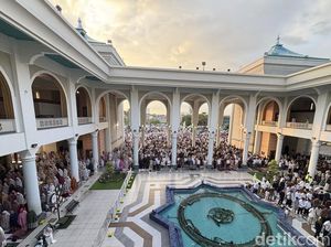 Ribuan Jemaah Salat Idul Adha di Masjid Al Akbar Surabaya