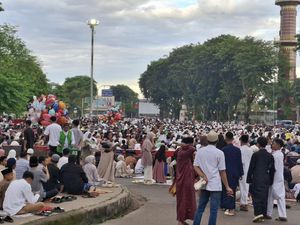 Warga Palembang Padati Masjid Agung-Jembatan Ampera untuk Salat Idul Adha
