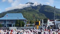 Syahdu Salat Idul Adha Berlatar Gunung dan Laut di Larantuka