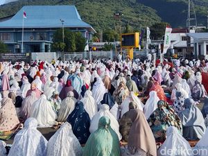 Video: POV Salat Idul Adha Berlatar Gunung Ile Mandiri dan Laut