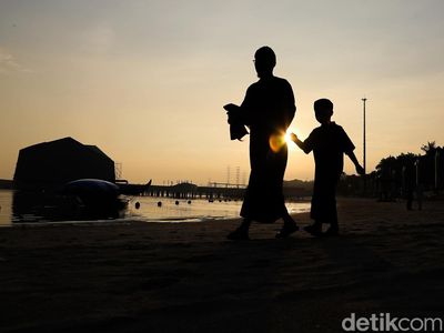 Momen Umat Muslim Salat Id di Berbagai Lokasi Ikonik