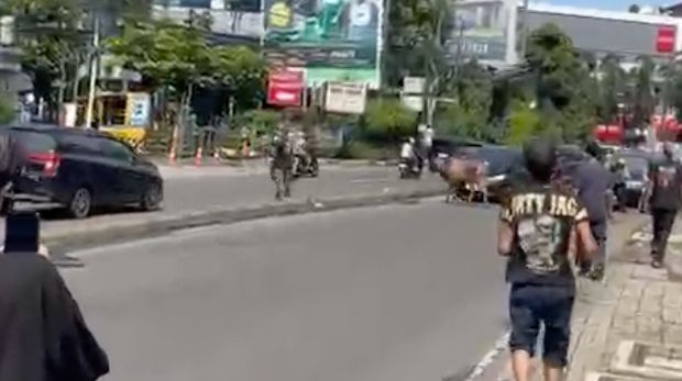 Sapi kurban lepas ke jalanan di Ciputat hingga bikin lalu lintas macet. (dok. Polsek Ciputat Timur/Istimewa)