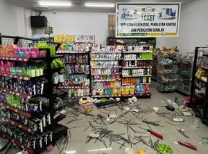 Warga Panik, Sapi Kurban Lepas Acak-acak Minimarket hingga Kejar Emak-emak
