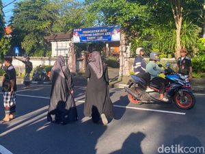 Kala Pecalang Jaga Umat Salat Idul Adha di Tanah Aron Karangasem