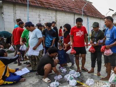 Semangat Berbagi Warnai Pembagian Daging Kurban Idul Adha