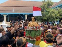 Kubu PB XIV Purbaya Gelar Grebeg Besar, Warga Berebut Gunungan