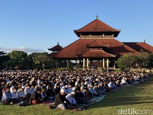 Umat Islam Tumpah Ruah Ikuti Salat Idul Adha di Alun-Alun Klungkung