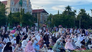 Salat Idul Adha di Parepare: Saf Jemaah Meluber ke Jalan Lapangan Makkasau