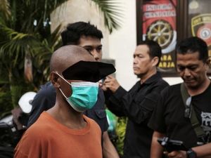 Sakit Hati Candaan Kasar, Pria Tusuk Temannya di Kamar Kos