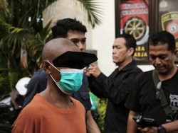 Sakit Hati Candaan Kasar, Pria Tusuk Temannya di Kamar Kos