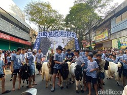 Semarak Tradisi Pawai Hewan Kurban Warga Kidul Pasar Kota Malang