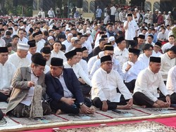 Rano Karno Salat Idul Adha di Halaman Balai Kota Jakarta Bareng Warga