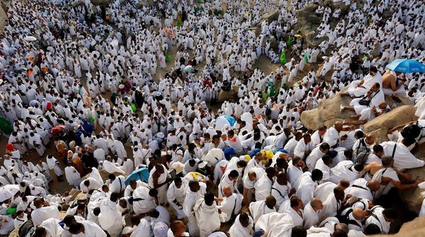 Muslim pilgrims gather at Mount of Mercy on the plain of Arafat during the annual hajj pilgrimage, outside the holy city of Mecca, Saudi Arabia, May 26, 2026. REUTERS/Ibraheem Abu Mustafa