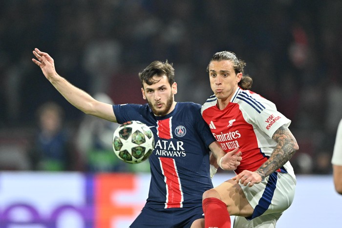PARIS, FRANCE - MAY 7: Khvicha Kvaratskhelia (L) of PSG competes with Riccardo Calafiori (R) of Arsenal during the UEFA Champions League second leg semi-final match between PSG and Arsenal at Parc des Princes stadium in Paris, France on May 7, 2025. 