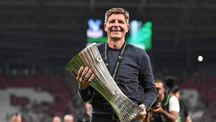 27 May 2026, Saxony, Leipzig: Soccer, men: UEFA Europa Conference League, Crystal Palace - Rayo Vallecano, knockout round, final, Red Bull Arena, coach Oliver Glasner (Crystal Palace) celebrates with the trophy after the final. Photo: Robert Michael/