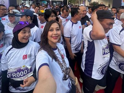 Ayu Azhari Nikmati Pengalaman Jadi Finisher Lomba Lari