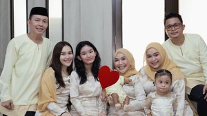 Gaya Ayu Ting Ting Saat Idul Adha Bareng Keluarga, Simpel Pakai Baju Kurung