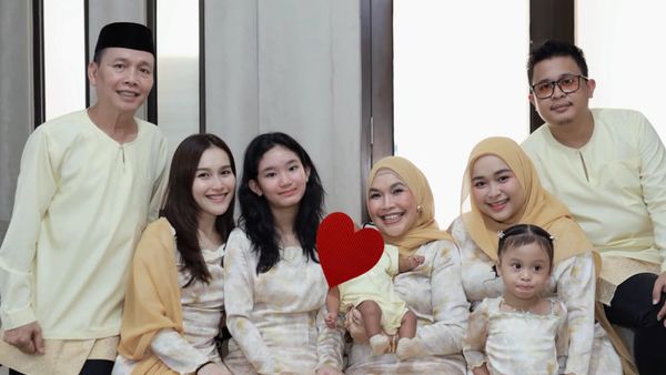 Gaya Ayu Ting Ting Saat Idul Adha Bareng Keluarga, Simpel Pakai Baju Kurung