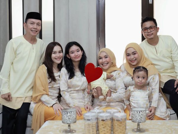 Gaya Ayu Ting Ting Saat Idul Adha Bareng Keluarga, Simpel Pakai Baju Kurung