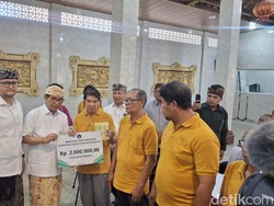 Bupati Badung Serahkan Bantuan Waisak untuk 210 Umat Buddha