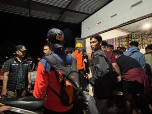 Wisatawan di Sungai Usa Bone Mendadak Diterjang Air Bah, 17 Orang Dievakuasi