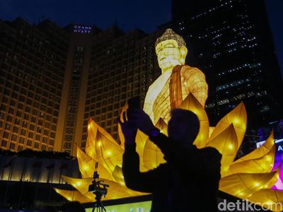 Bundaran HI Berhias Cahaya Sambut Waisak
