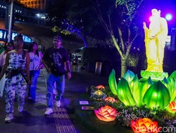 Video: Lampion Waisak Hiasi Bundaran HI, Warga Takjub
