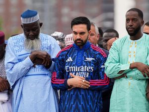 Momen Walkot New York Salat Idul Adha Pakai Gamis Arsenal