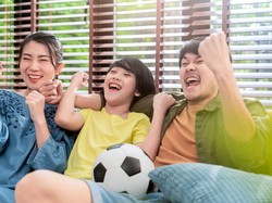 Ngemil Bareng Saat Nonton Bola Jadi Tradisi yang Tetap Bertahan Hingga Kini