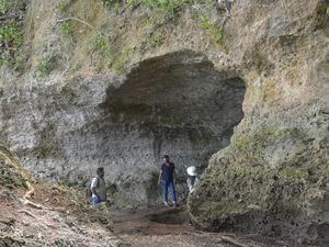 Surga di Ujung Utara RI! Pulau Kabaruan Punya Pantai Cantik hingga Gua Prasejarah