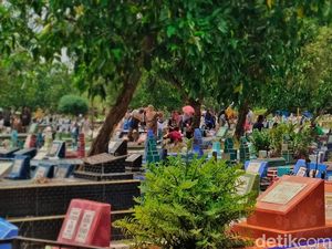 Hari Kedua Lebaran Idul Adha, TPU di Palembang Ramai Dikunjungi Peziarah