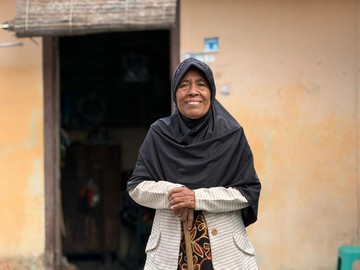 Kisah Lansia Asal Surakarta Besarkan Anak dari Jual Bunga-Bersihkan Makam