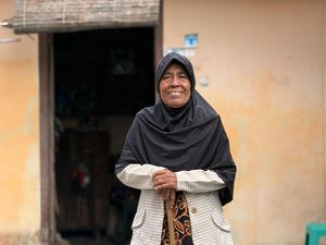 Kisah Lansia Asal Surakarta Besarkan Anak dari Jual Bunga-Bersihkan Makam