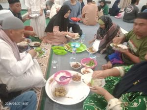 Tradisi Megibung Usai Kurban di Kampung Muslim Angantiga