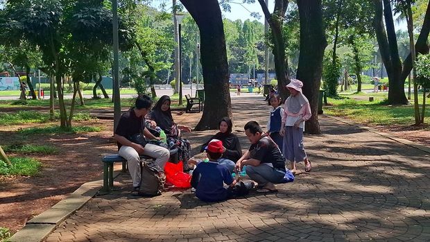 Keluarga Siti pilih piknik di Monas habiskan libur Idul Adha, Kamis (28/5/2026).