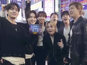 Pembawa Acara AS Dikecam Usai Buat Lelucon Rasis Soal Produk Oreo x BTS