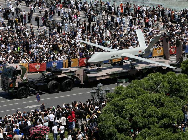 Parade Hari Republik Armenia Tampilkan Kekuatan Militer