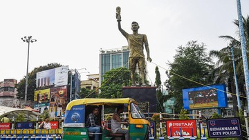 Patung Raksasa Messi di India Goyang Kena Angin, Bakal Dipindahkan