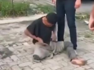 Pengemis Pura-Pura Buntung di Medan Lempar Mobil gegara Tak Diberi Uang