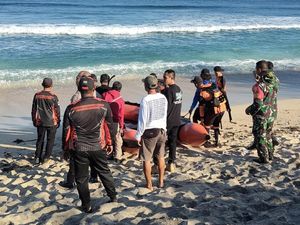 Pencarian Wisatawan Jabar yang Hilang di Pantai Lakey Terkendala Gelombang