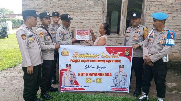 Polda Sumsel dan jajaran bagikan bansos dan bantuan pangan untuk lansia hingga warga kurang mampu di OKU Timur, Kamis (28/5/2026).